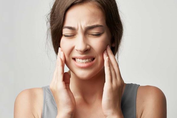 ¿Bruxismo en verano? Cómo afecta el estrés estacional a tu sonrisa