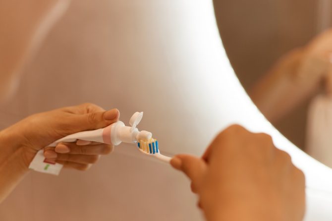 5 hábitos después del verano que dañan tu salud dental (y cómo evitarlos)